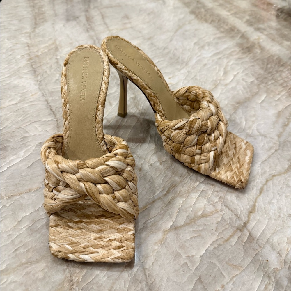BOTTEGA VENETA
Raffia Twisted Intrecciato Stretch Mule
Sandals 38.5 Macadamia